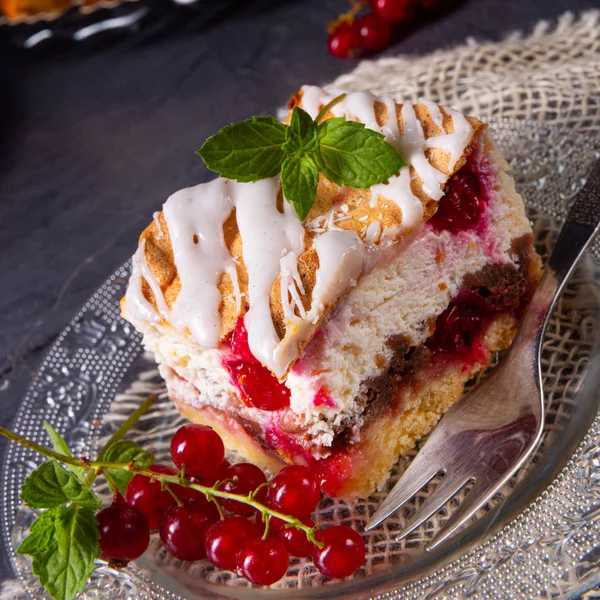Gâteau au fromage avec meringue et groseilles rouges — Photo