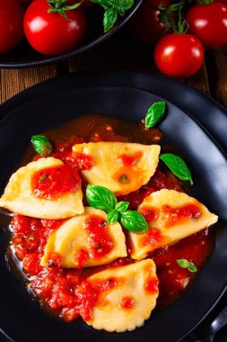 Fesleğen soslu ravioli alla genovese