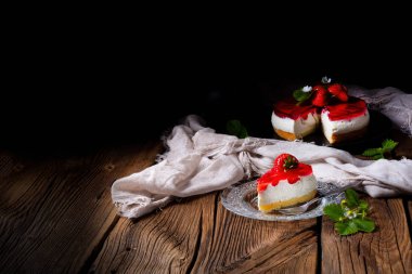 Bisküvi bazlı lezzetli çilekli krem peynirli turta.