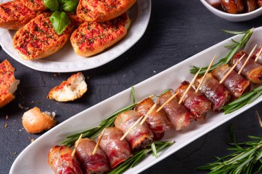  Pastırmaya sarılmış hurmalar ve lezzetli mezeler.