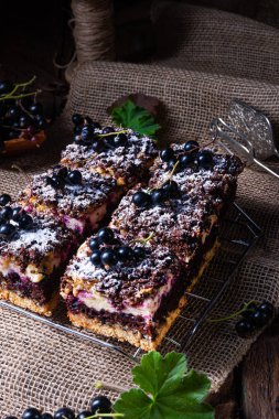 Teneke kutudan meyveli ve şekerli Polonya pastası.