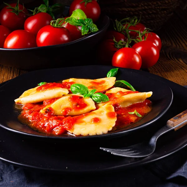 Ravioli alla genovese med basilika tomatsås — Stockfoto