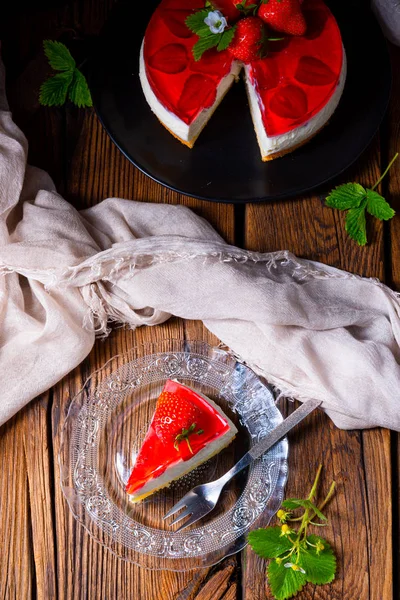 Leckere Erdbeer-Frischkäsetorte mit Keksboden — Stockfoto