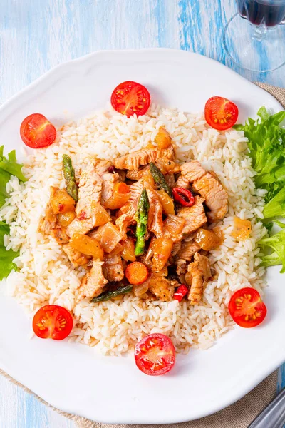 Pirinç, kuşkonmaz ve kırmızı biberli hindi yahnisi.