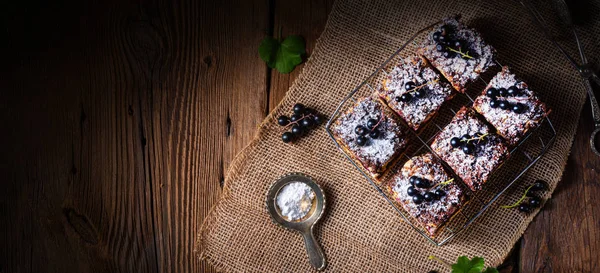 Польский торт из олова с фруктами и брызгами — стоковое фото