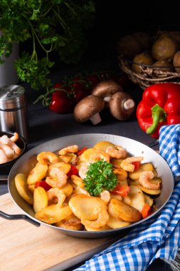 Lezzetli kızarmış patates ve karides tavası.