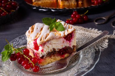 Kremalı ve üzümlü peynirli kek.