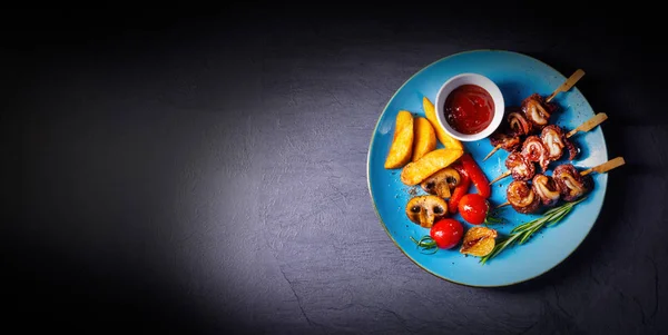 Espetos de shashlik de gado com verduras grelhadas em um caucasiano — Fotografia de Stock