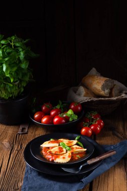 Fesleğen soslu ravioli alla genovese