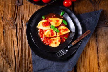 Fesleğen soslu ravioli alla genovese