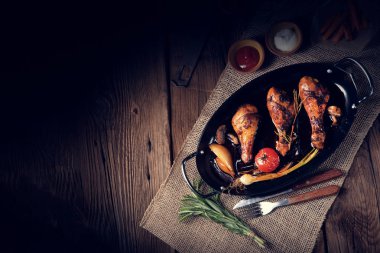 Izgara tavuk budu ve tatlı patates salamurası.