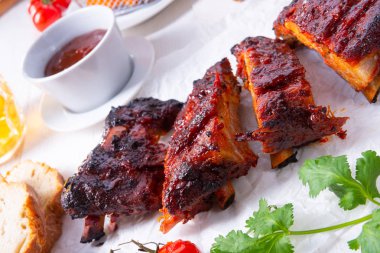 Kömür ızgarasından pirzola.