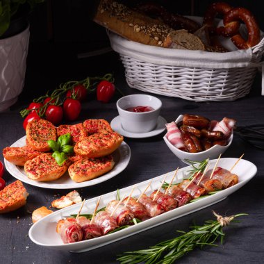  Pastırmaya sarılmış hurmalar ve lezzetli mezeler.