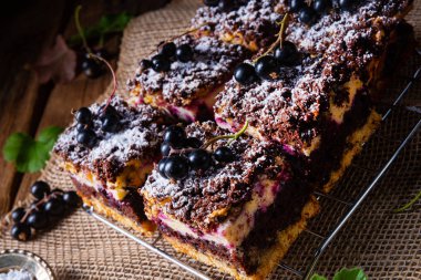 Teneke kutudan meyveli ve şekerli Polonya pastası.
