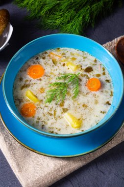 Polonya ekşi salatalık çorbası veya salatalık çorbası..