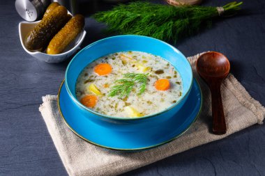 Polonya ekşi salatalık çorbası veya salatalık çorbası..