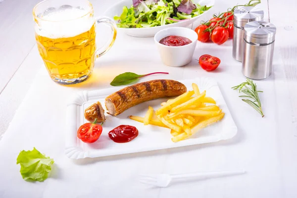 Deliziosi bratwurst con panini e birra — Foto Stock