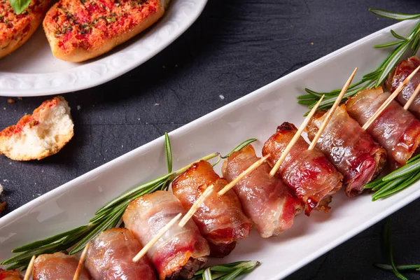Datas envoltas em bacon e deliciosas tapas — Fotografia de Stock