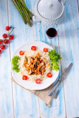 Pirinç, kuşkonmaz ve kırmızı biberli hindi yahnisi.