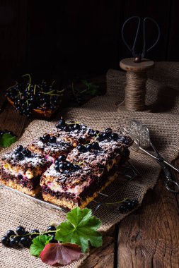 Teneke kutudan meyveli ve şekerli Polonya pastası.