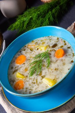 Polonya ekşi salatalık çorbası veya salatalık çorbası..