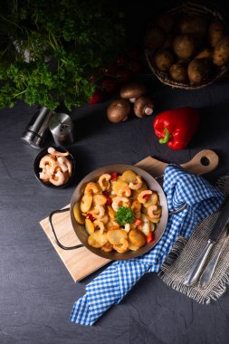 Lezzetli kızarmış patates ve karides tavası.