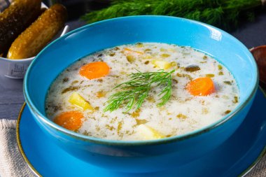 Polonya ekşi salatalık çorbası veya salatalık çorbası..