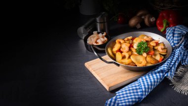 Lezzetli kızarmış patates ve karides tavası.
