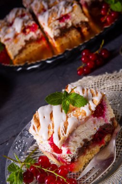 Kremalı ve üzümlü peynirli kek.