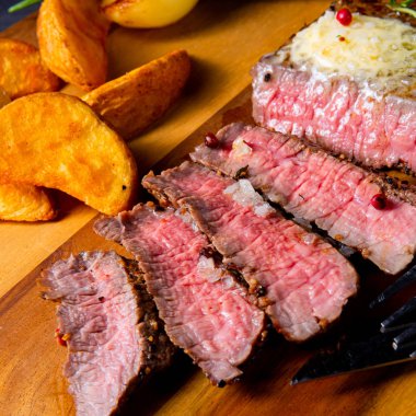 Rus usulü tereyağlı biftek, otlar ve patates dilimleri.