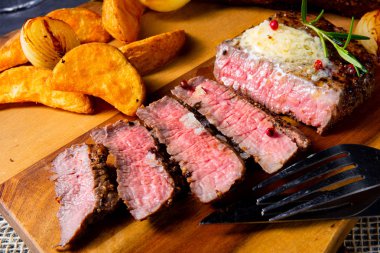 Rus usulü tereyağlı biftek, otlar ve patates dilimleri.