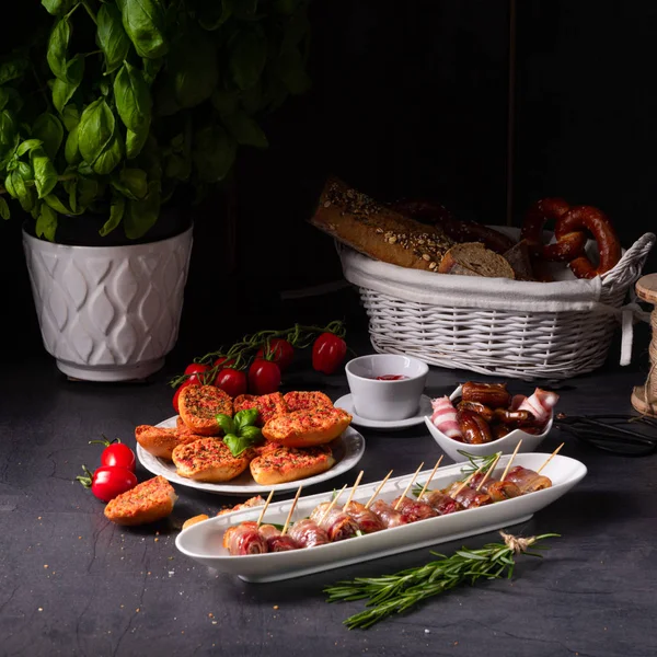  Pastırmaya sarılmış hurmalar ve lezzetli mezeler.