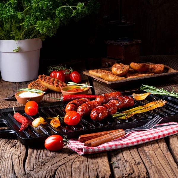 Salsicha chili chouriço com bruschetta de tomate — Fotografia de Stock