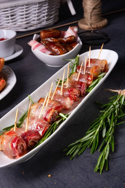  Pastırmaya sarılmış hurmalar ve lezzetli mezeler.