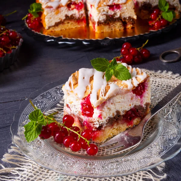 Kremalı ve üzümlü peynirli kek.