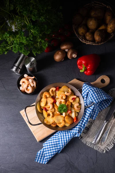 Lezzetli kızarmış patates ve karides tavası.