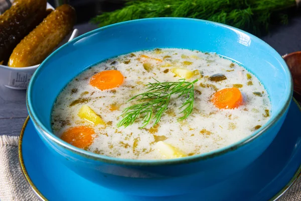 Polonya ekşi salatalık çorbası veya salatalık çorbası..