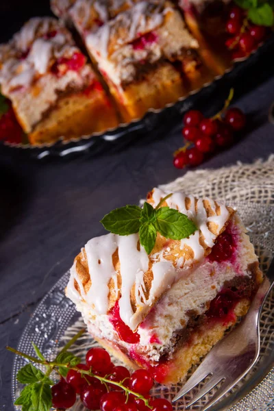 Kremalı ve üzümlü peynirli kek.