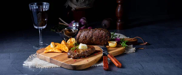 Otlar ve patates takozları ile tereyağı Beef Steak