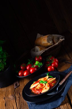 Fesleğen soslu ravioli alla genovese