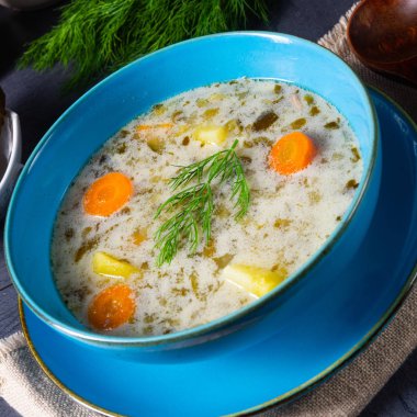 Polonya ekşi salatalık çorbası veya salatalık çorbası..