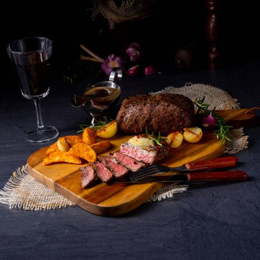 Rus usulü tereyağlı biftek, otlar ve patates dilimleri.