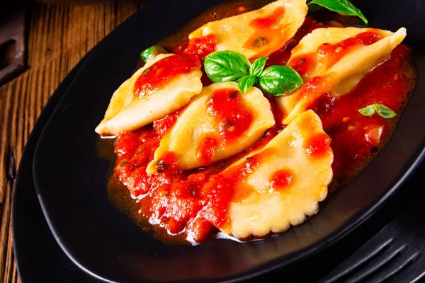 Ravioli alla genovese med basilika tomatsås — Stockfoto