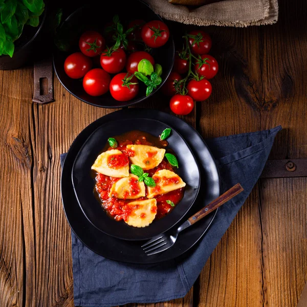 Ravioli allá genovese con salsa de tomate albahaca — Foto de Stock