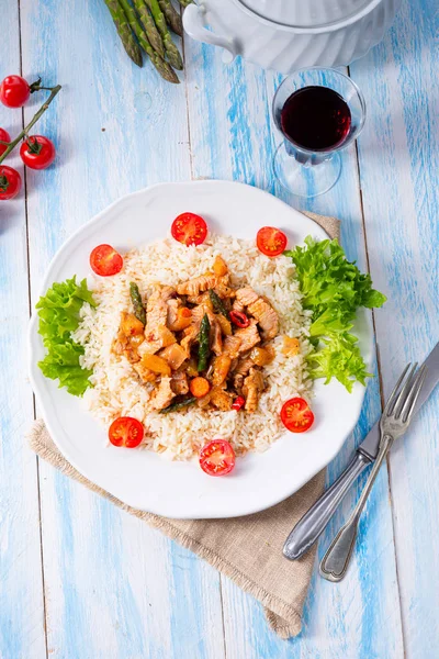 Turkey fricassee on rice with asparagus and paprika — Stock Photo, Image