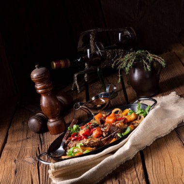 Çeşitli sebzelerle kaplı yumuşak sığır eti.