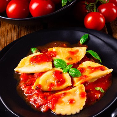 Fesleğen soslu ravioli alla genovese