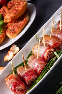  Pastırmaya sarılmış hurmalar ve lezzetli mezeler.