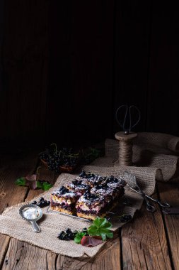 Teneke kutudan meyveli ve şekerli Polonya pastası.