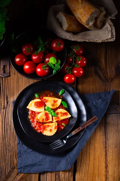 Ravioli alla genovese avec sauce tomate basilic — Photo